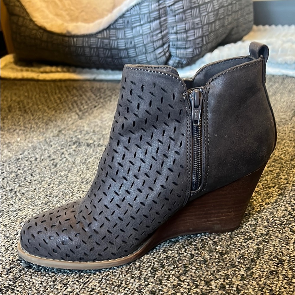 Black Ankle Boots with Woven Texture and Wedge Heel